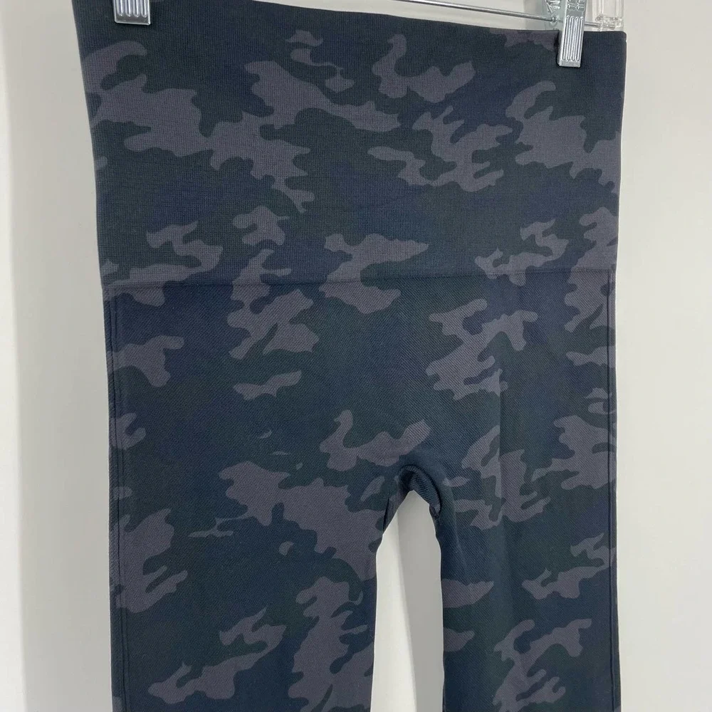 Spanx L Look at Me Now Seamless Cropped Leggings Black Camo 20099R